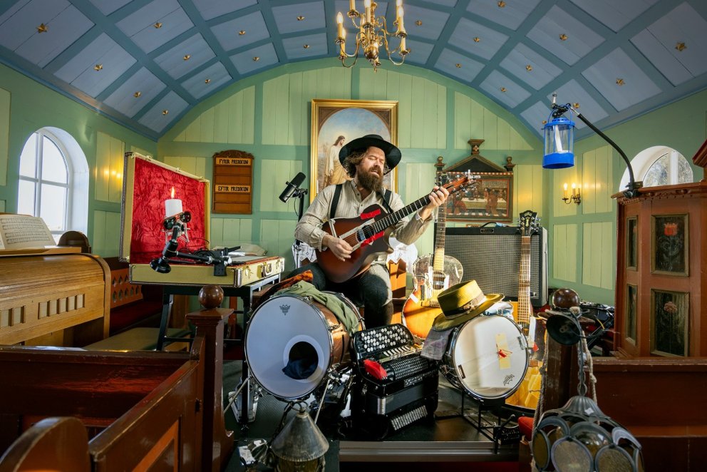 Listamaðurinn Mugison á ferð og flugi um Norðurland vestra