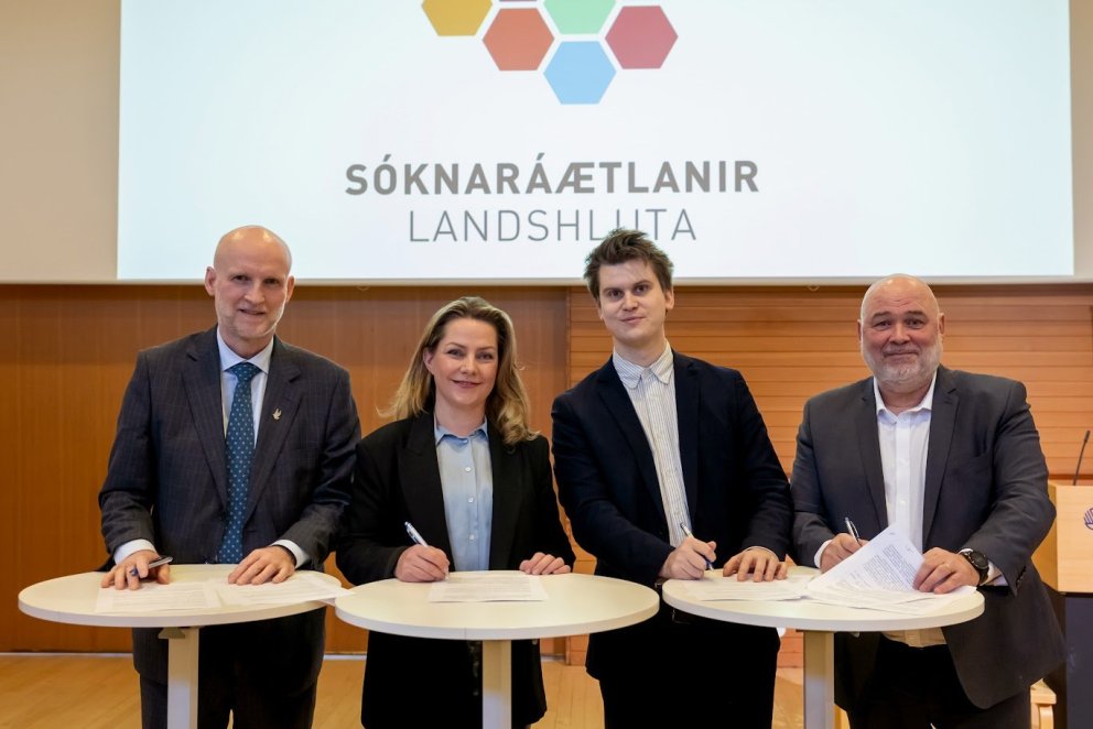 Katrín, framkvæmdastjóri SSNV ásamt ráðherrunum þeim Eyjólfi Ármannssyni, samgöngu- og sveitarstjórn…
