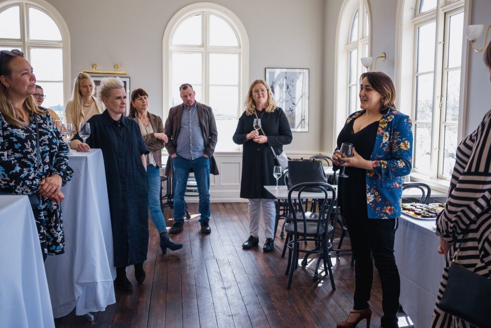 Handhafi Eyrarrósarinnar 2021 ávarpar gesti á heiðursmóttöku á Listahátíð í Reykjavík í Iðnó þann 16…