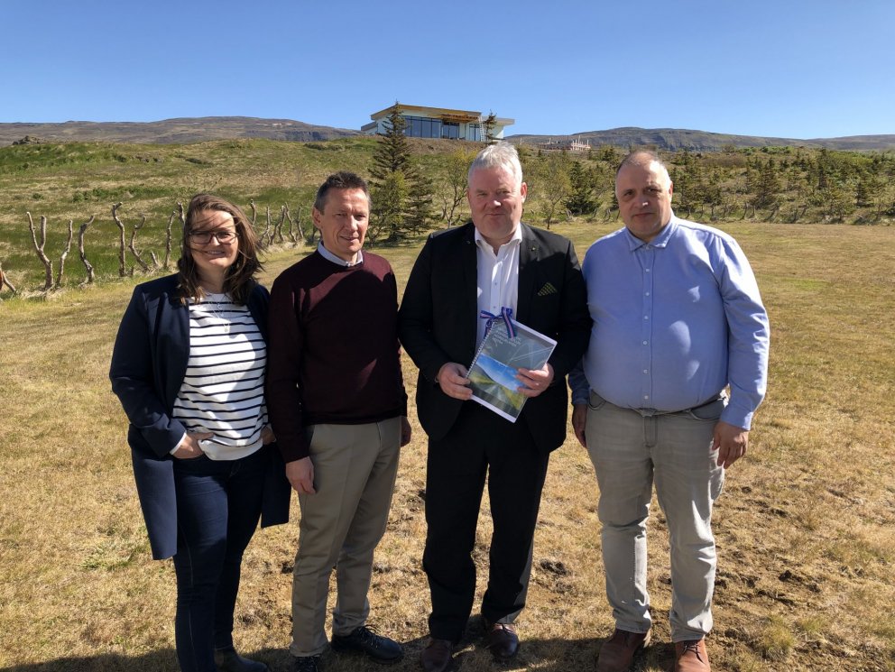 Á myndinni sést Sigurður Ingi Jóhannsson samgöngu- og sveitarstjórnarráðherra taka við Samgöngu og i&hellip;