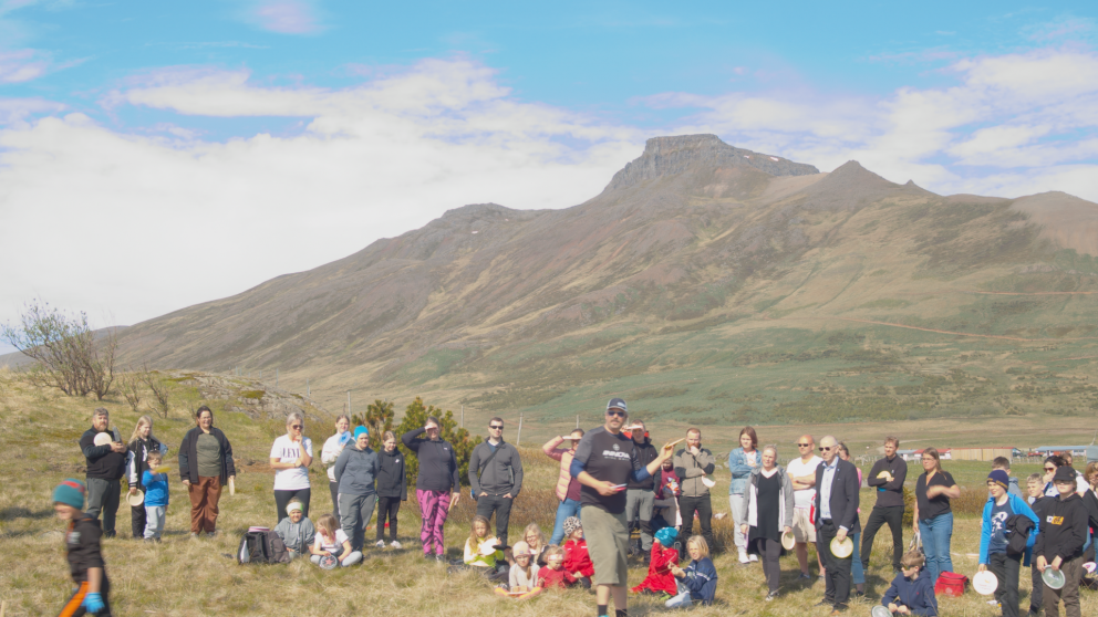 Kennsla við opnun á nýjum frisbígolfvelli á Skagaströnd í gær, fimmtudaginn 9. júní 2022.