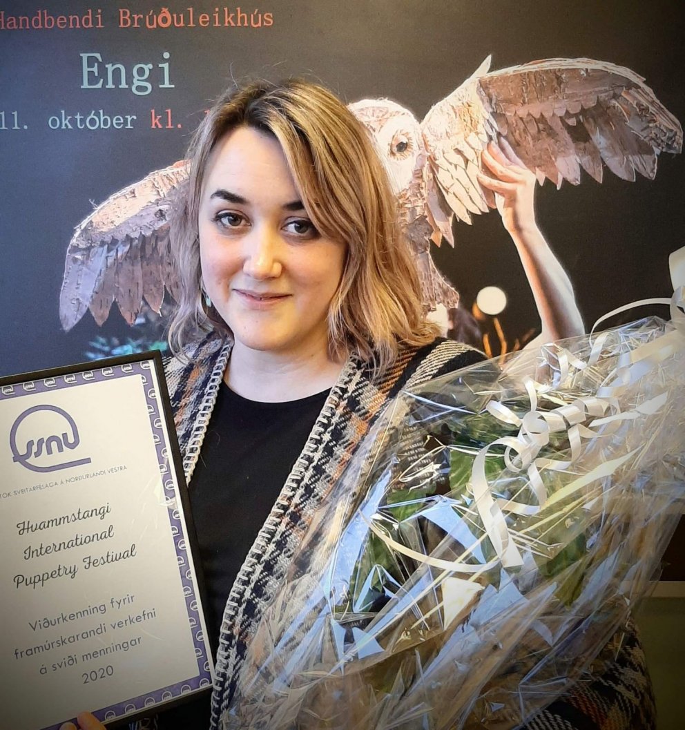Greta Clough tekur við viðurkenningu fyrir framúrskarandi menningarverkefni á Norðurlandi vestra ári…