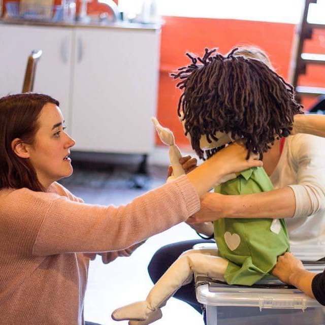 Greta Clough leikhúshöfundur, leikari, leikstjóri og leikskáld hjá Handbendi brúðuleikhúsi.