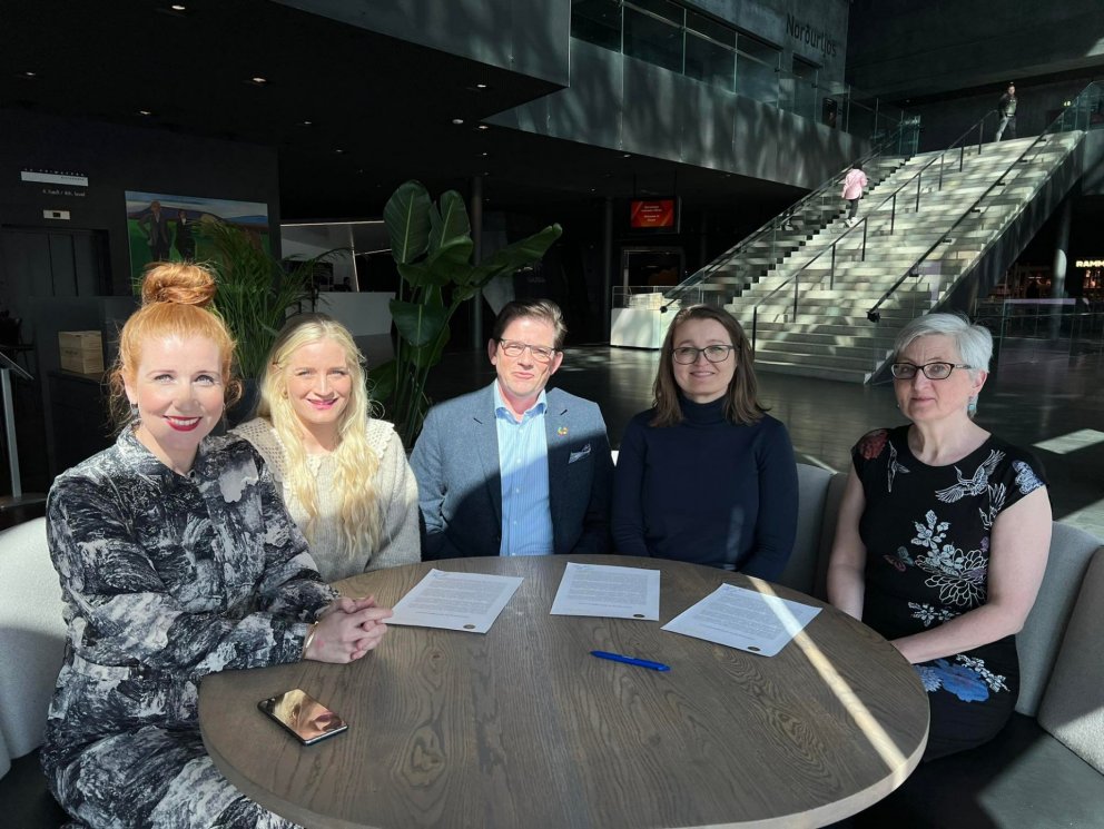 Á myndinni undirrita fulltrúar SSNV, SSNE, EIMS og Háskólans á Hólum samstarfsyfirlýsinguna. Sesselj…