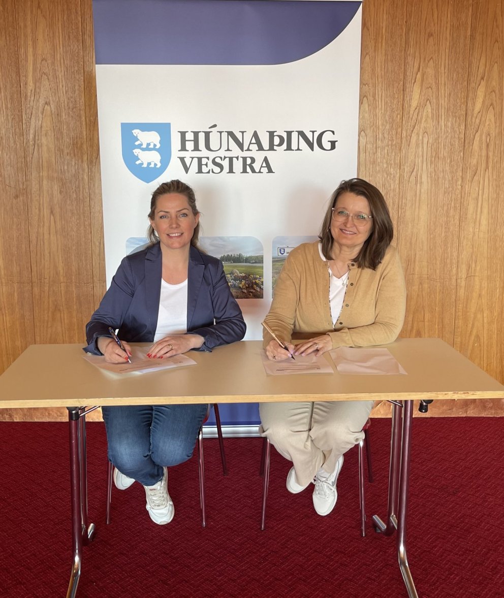 Samningur var undirritaður af Katrínu M. Guðjónsdóttur framkvæmdastjóra landshlutasamtakanna og Unni…