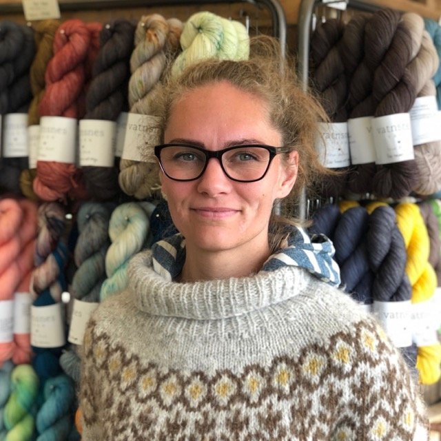 Kristín við hluta af framleiðslu Vatnsnes Yarn