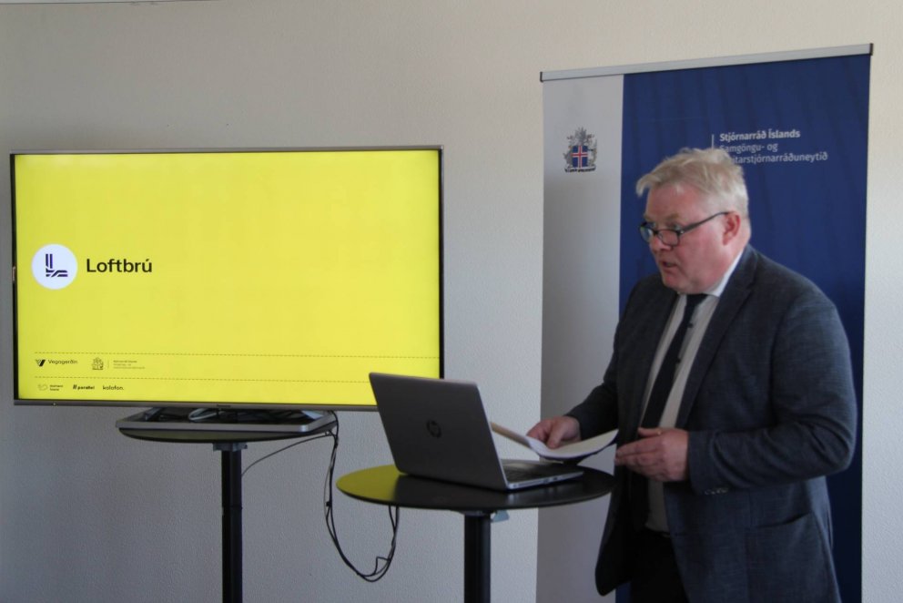 Sigurður Ingi Jóhannsson, samgöngu- og sveitarstjórnarráðherra, á kynningarfundi um Loftbrú í flugst&hellip;