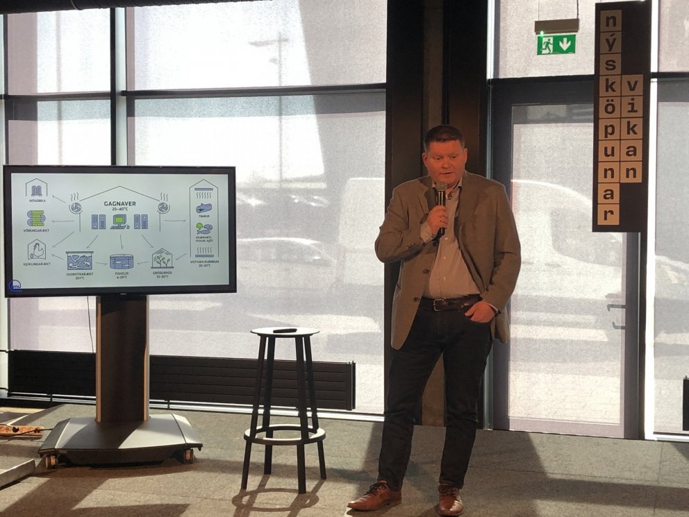 Magnús Jónsson flytur erindi sitt um nýtingu glatvarma.