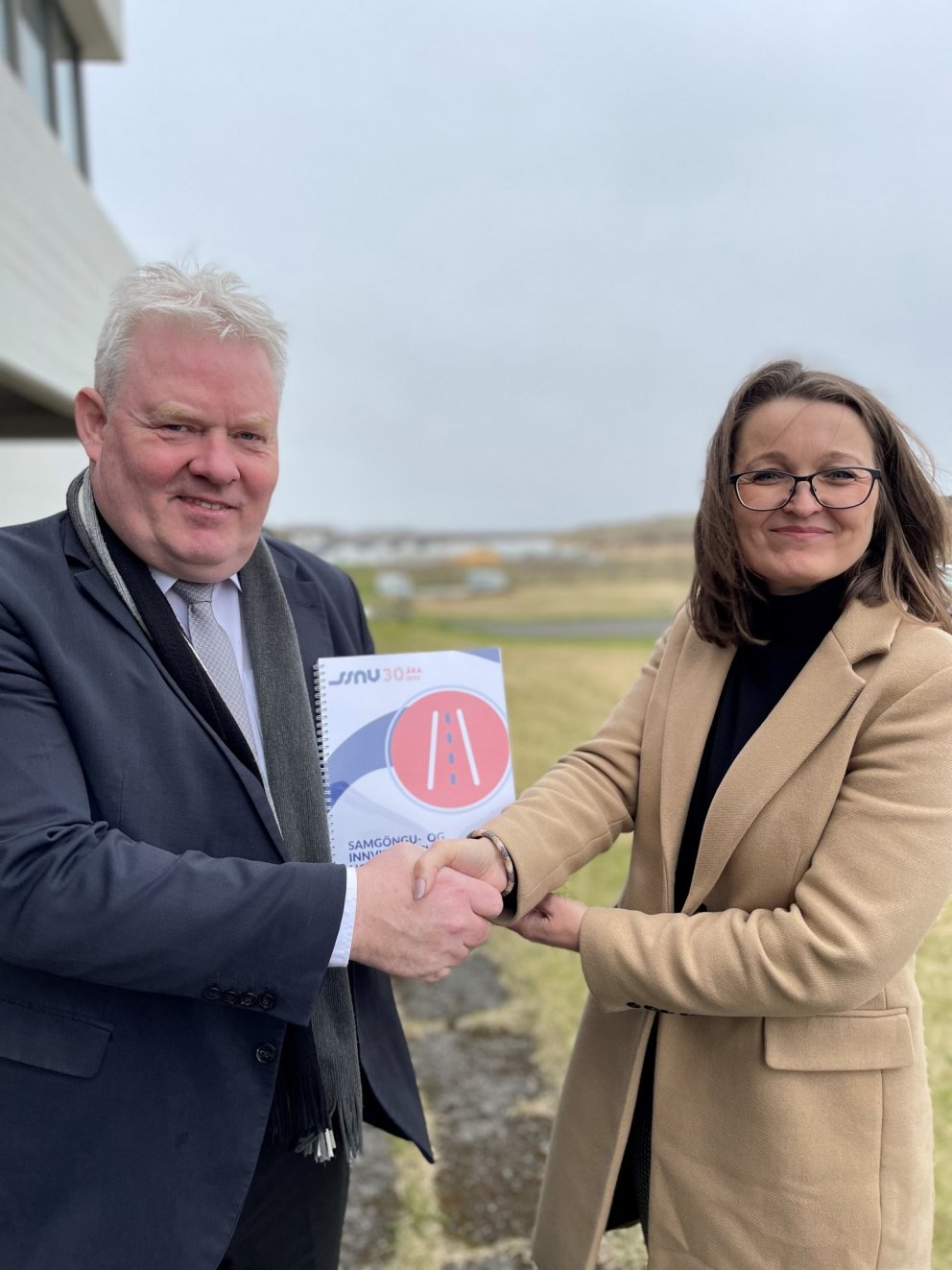 Sigurður Ingi Jóhansson, innviðaráðherra, veitir áætluninni viðtöku úr hendi framkvæmdastjóra