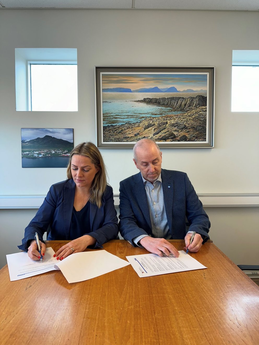 Samningur undirritaður af Katrínu M. Guðjónsdóttur framkvæmdastjóra landshlutasamtakanna og Ólafi Þó…