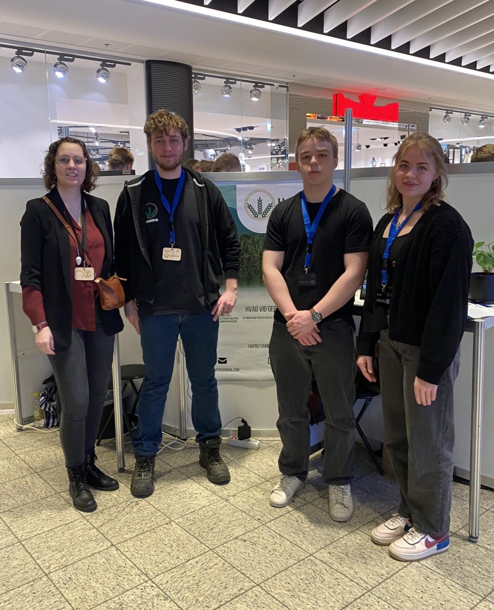 Mynd frá fyrirtækjasmiðju Ungra frumkvöðla í Smáralind í mars. Karítas, kennari í frumkvöðlafræði, H…